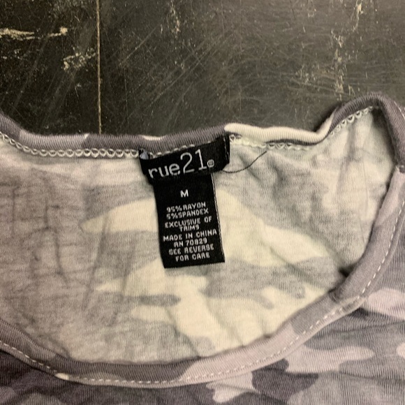 Rue 21 Black Gray Camo Colorblock Tee Size M - Picture 2 of 2